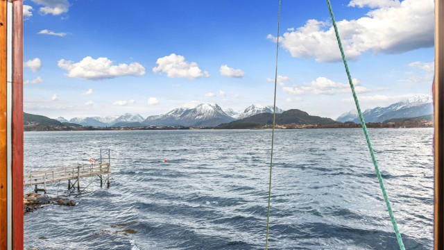 Utsikt fra loftet mot Borgundfjorden og Sunnmørsalpane