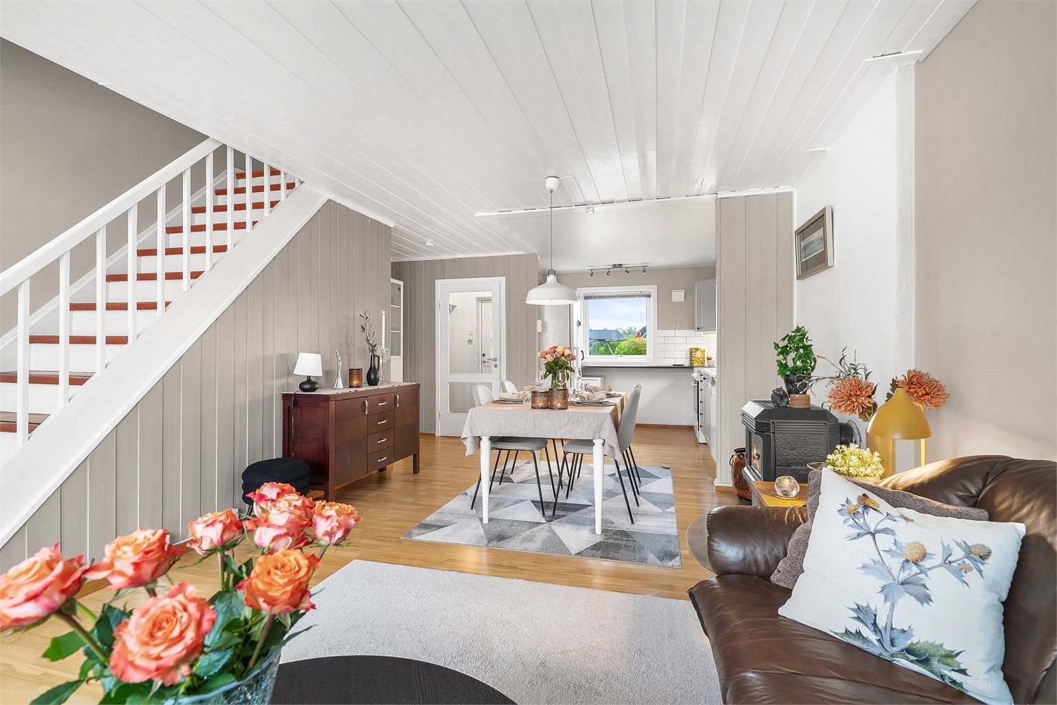 Boligen har en åpen stue- og kjøkkenløsning, med peis som skaper en lun og innbydende atmosfære