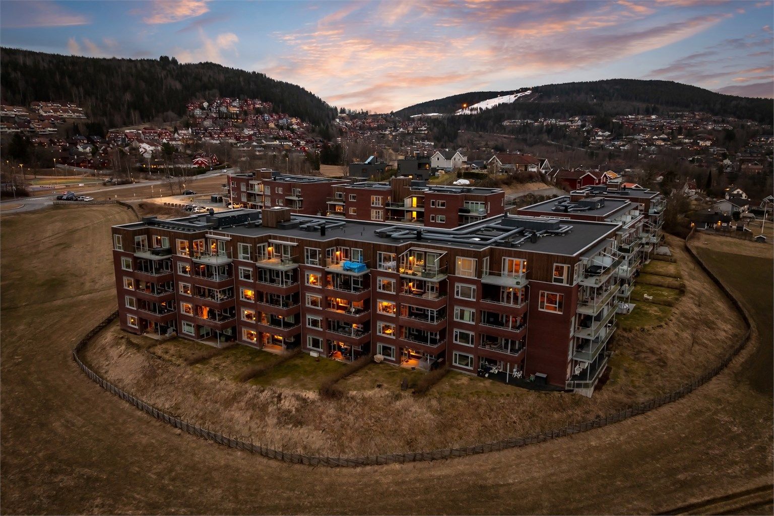 Leiligheten ble oppført i 2020 og holder en moderne og gjennomgående god standard