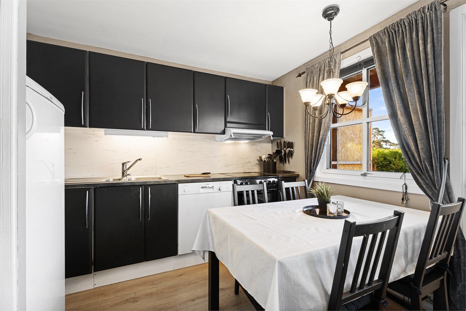 Kjøkken med god plass til spisebord.