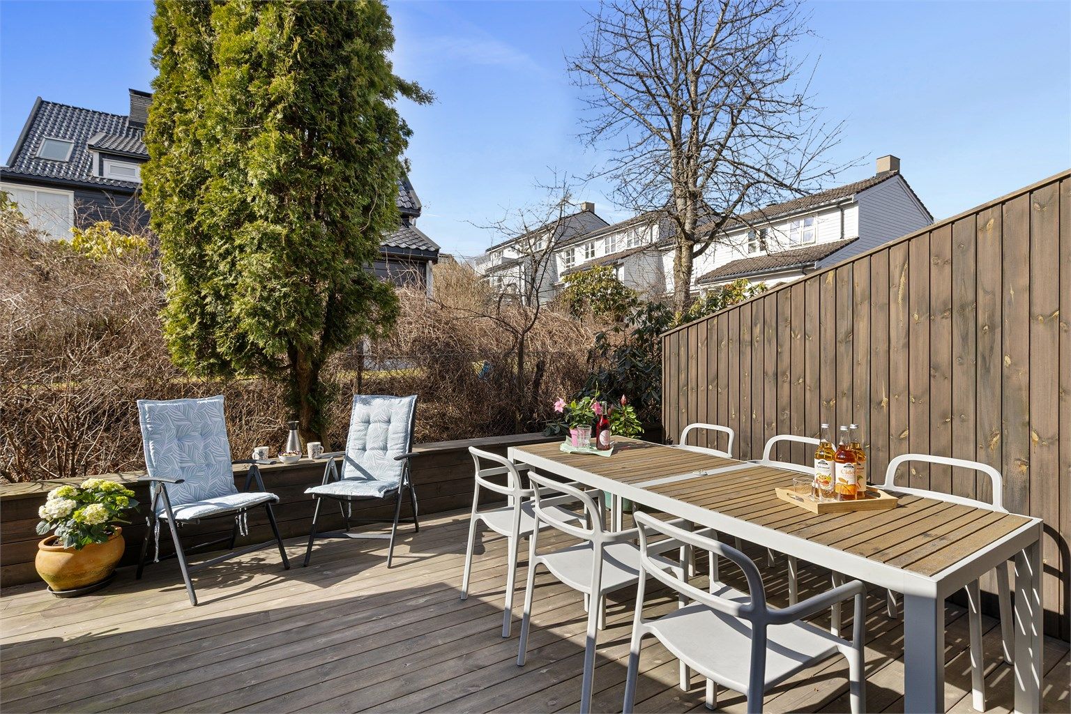 Boligen har en herlig vestvendt uteplass i tillegg til en balkong på motsatt side av bygget. Foto: Petter Tanum/Tanum foto