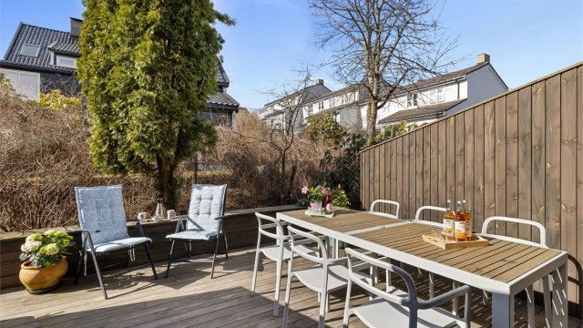 Boligen har en herlig vestvendt uteplass i tillegg til en balkong på motsatt side av bygget. Foto: Petter Tanum/Tanum foto