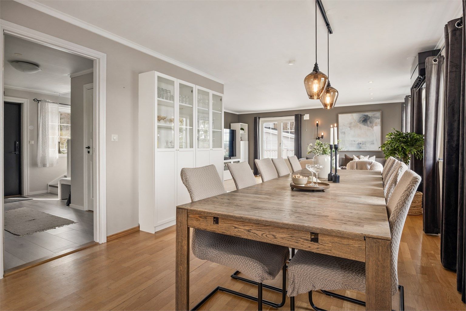 Spisestuen fungerer som et naturlig bindeledd mellom stue og kjøkken, med god plass til store selskaper.