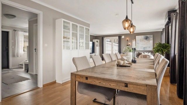 Spisestuen fungerer som et naturlig bindeledd mellom stue og kjøkken, med god plass til store selskaper.