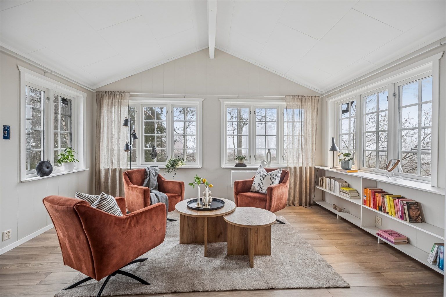 I stuen er det rom for flere sittegrupper slik at man kan trekke seg litt tilbake dersom man ønsker det.