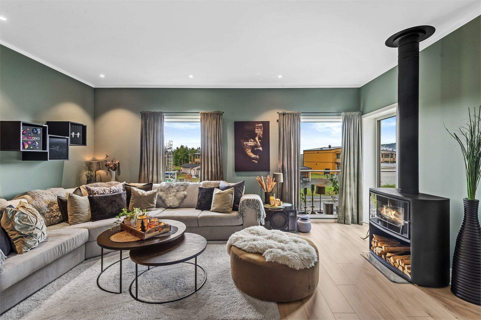 Fra stuen er det utgang til en terrasse. 