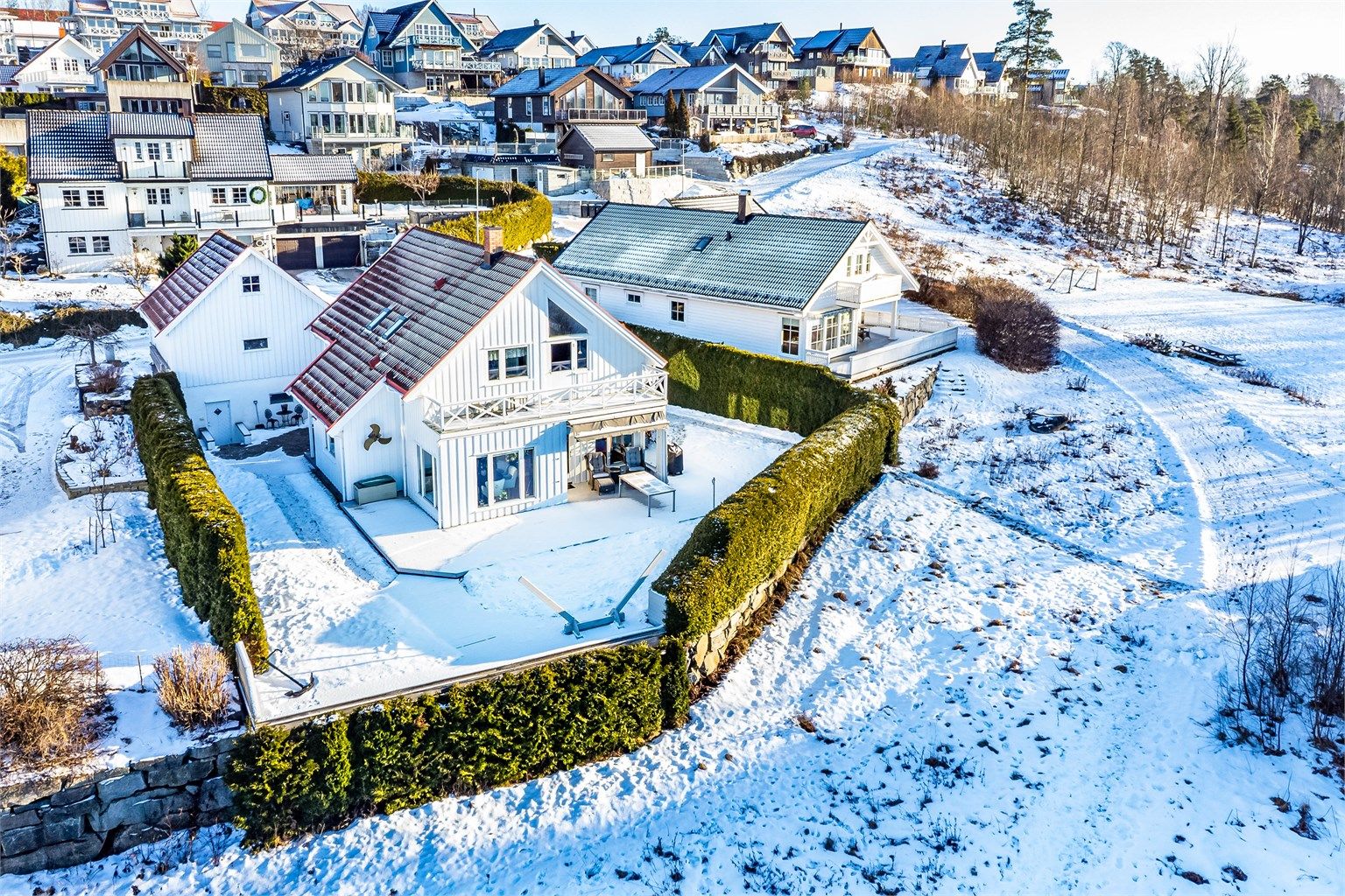 Eneboligen ble oppført i 2003 med høy standard for byggeåret og en meget god beliggenhet, lengst vest på familievennlige Sjøhagen. 
Fotograf; Børge Oppegård.