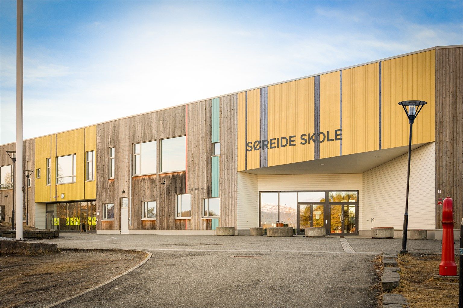 Til Søreide barneskole ligger ca. 11 minutters gange fra boligen. Dette er en nyere skolebygg fra 2014.