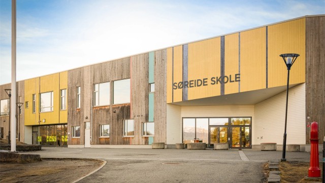 Til Søreide barneskole ligger ca. 11 minutters gange fra boligen. Dette er en nyere skolebygg fra 2014.