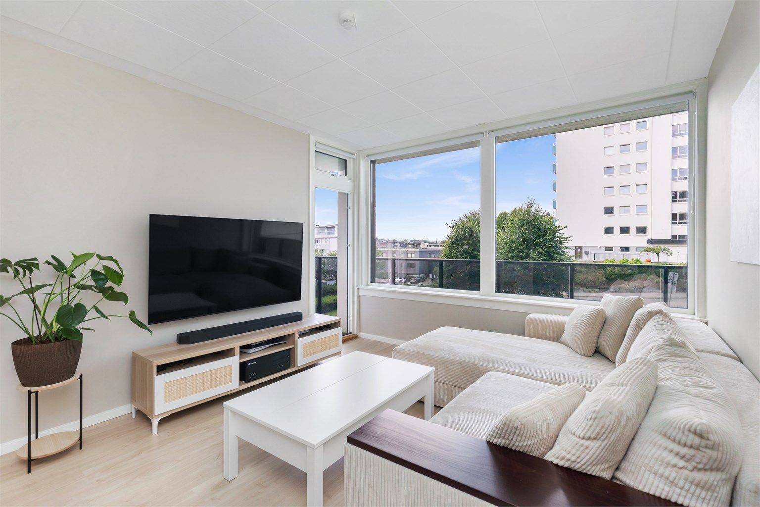 Fra stuen får du direkte utgang til balkong.