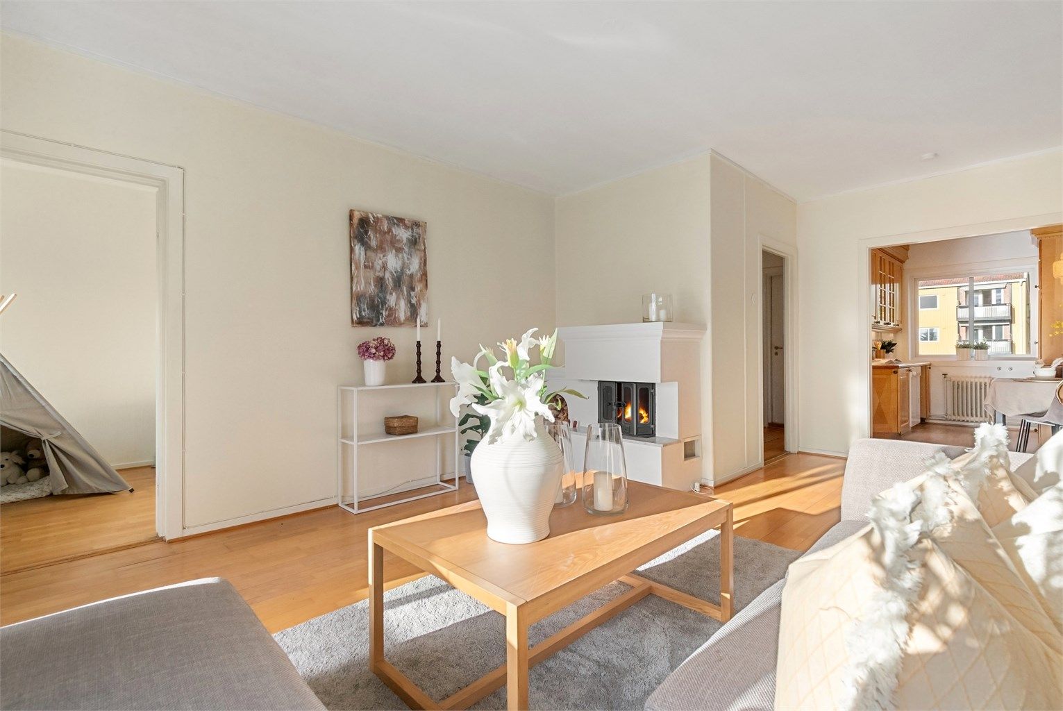 Stuen er leilighetens samlingspunkt, med god plass til både sofagruppe og spisebord.