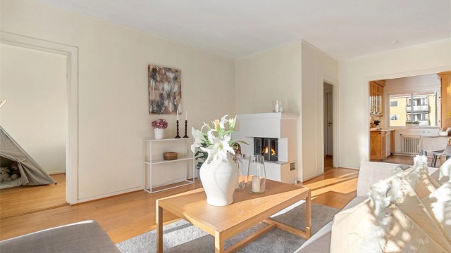 Stuen er leilighetens samlingspunkt, med god plass til både sofagruppe og spisebord.