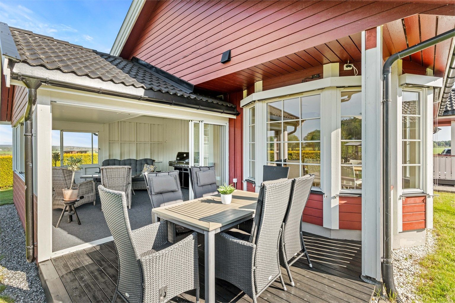 I tilknytning til den innglassede delen er det en åpen terrasse med gulv av terrassebord.