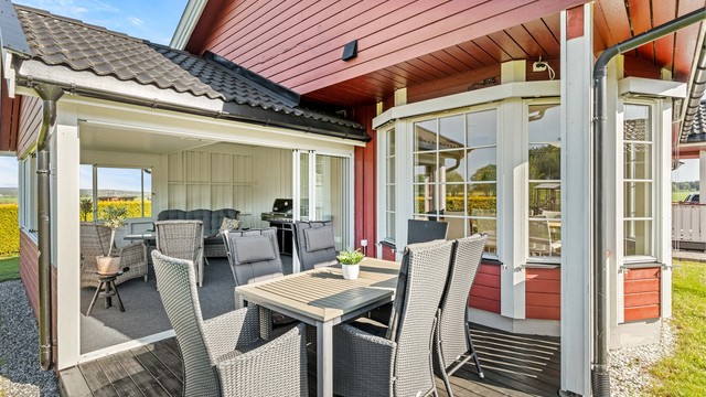 I tilknytning til den innglassede delen er det en åpen terrasse med gulv av terrassebord.