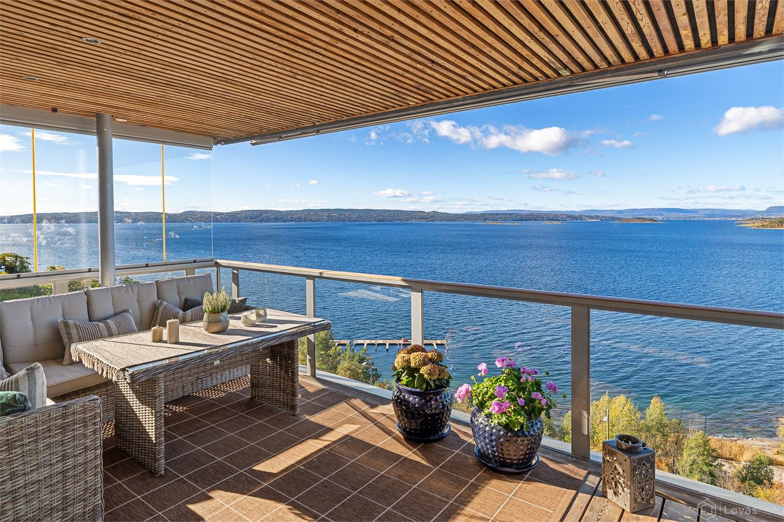 Terrassen har gassuttak til grill (tilkoblet felles gassanlegg), downlights, stikkontakter og elektriske markiser