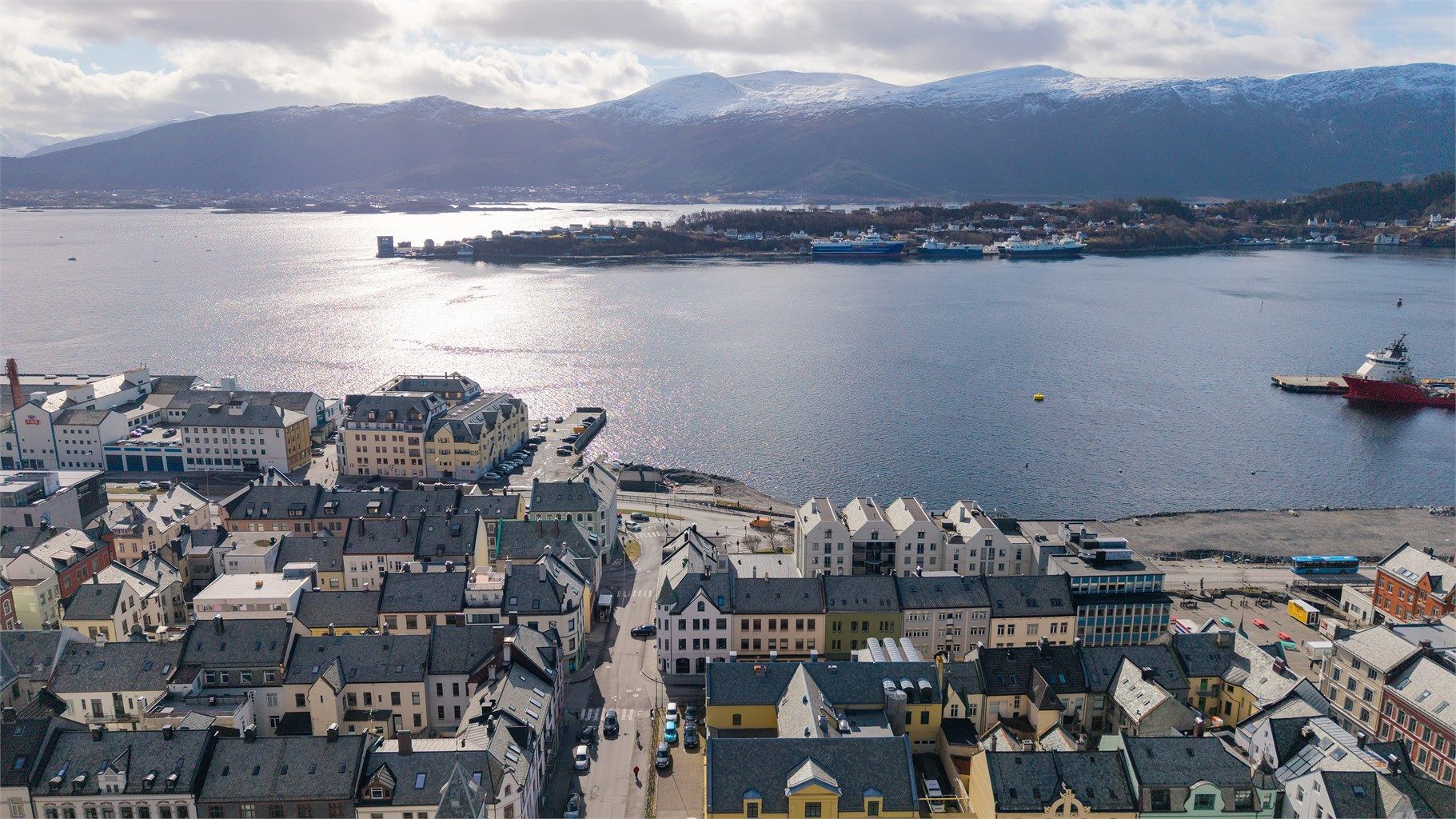 Fra Ålesund sentrum ser man utover fjorden og øyene i skjærgården.