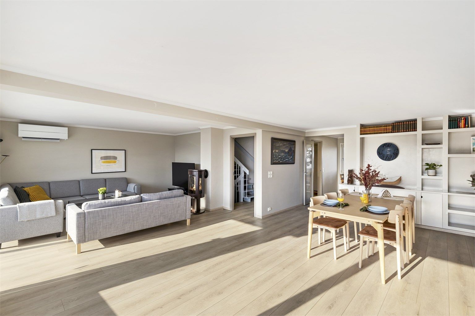 Den åpne planløsningen gir en luftig og romslig følelse.