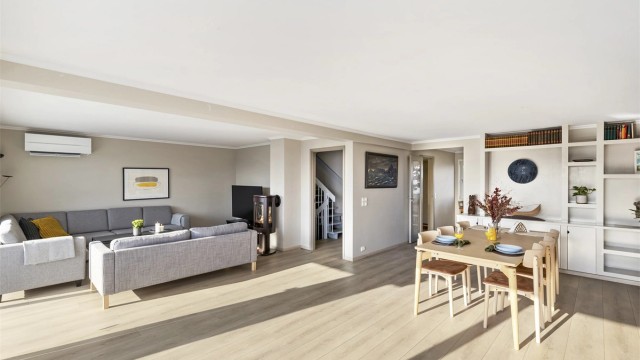 Den åpne planløsningen gir en luftig og romslig følelse.