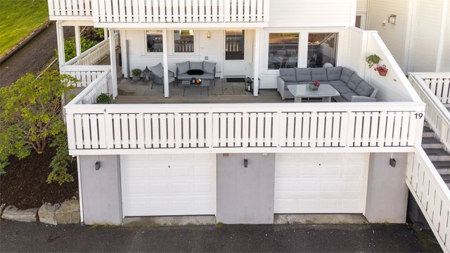 Terrassen er etablert over garasjen og danner en generøs uteplass.