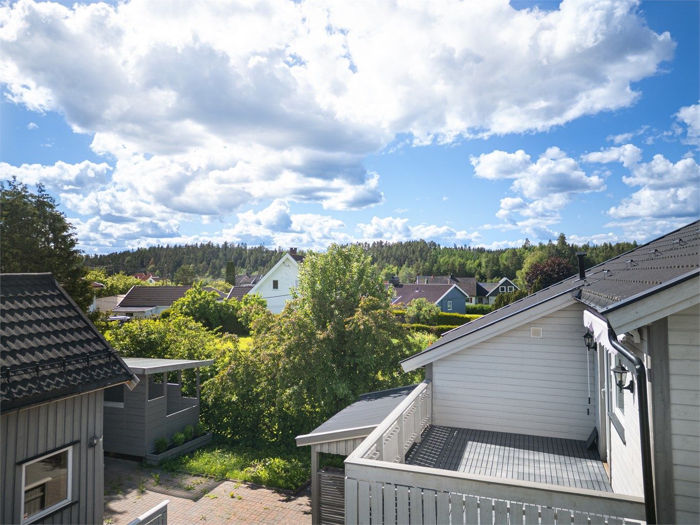 Fin uteplass på veranda på 12 kvm med utgang fra kjøkken i 2. etasje. 