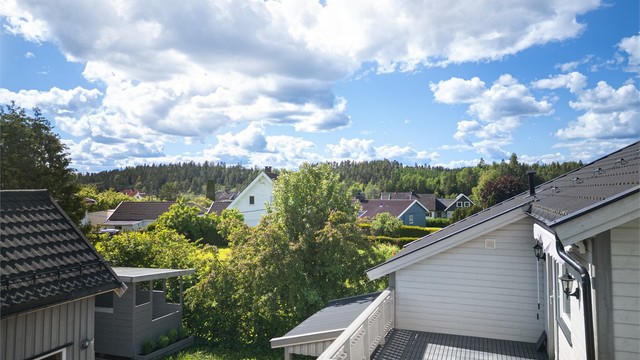 Fin uteplass på veranda på 12 kvm med utgang fra kjøkken i 2. etasje.