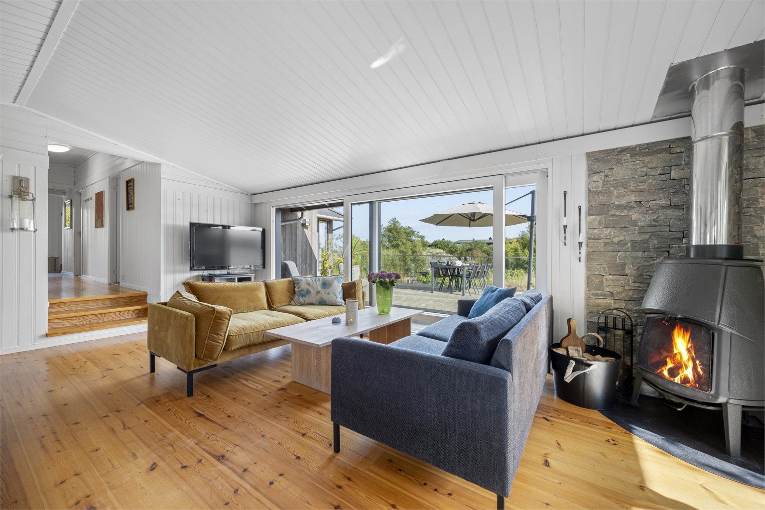 Det er montert utvendige screens med motor på de store skyvedørene i stua, samt  plissegardiner på soverom.