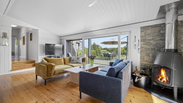 Det er montert utvendige screens med motor på de store skyvedørene i stua, samt plissegardiner på soverom.