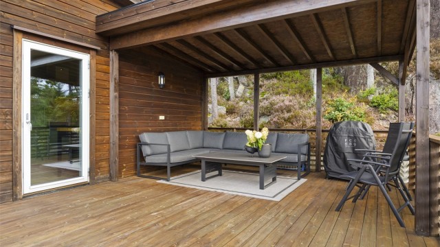 Den overbygde delen av terrassen gir en lun uteplass med god plass til både sofagruppe og grill.