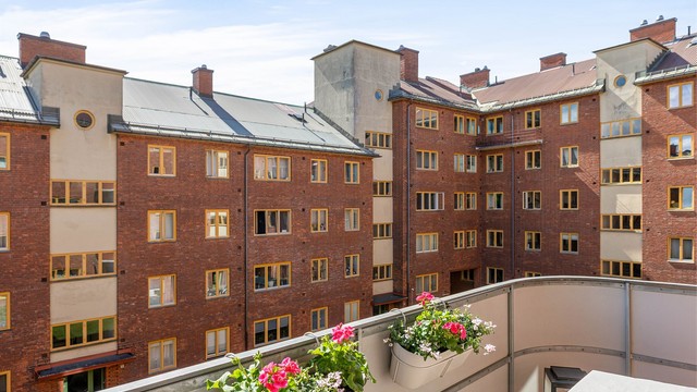 Balkongen vender mot en rolig og grønn bakgård med klassisk bygårdsbebyggelse og lite innsyn.