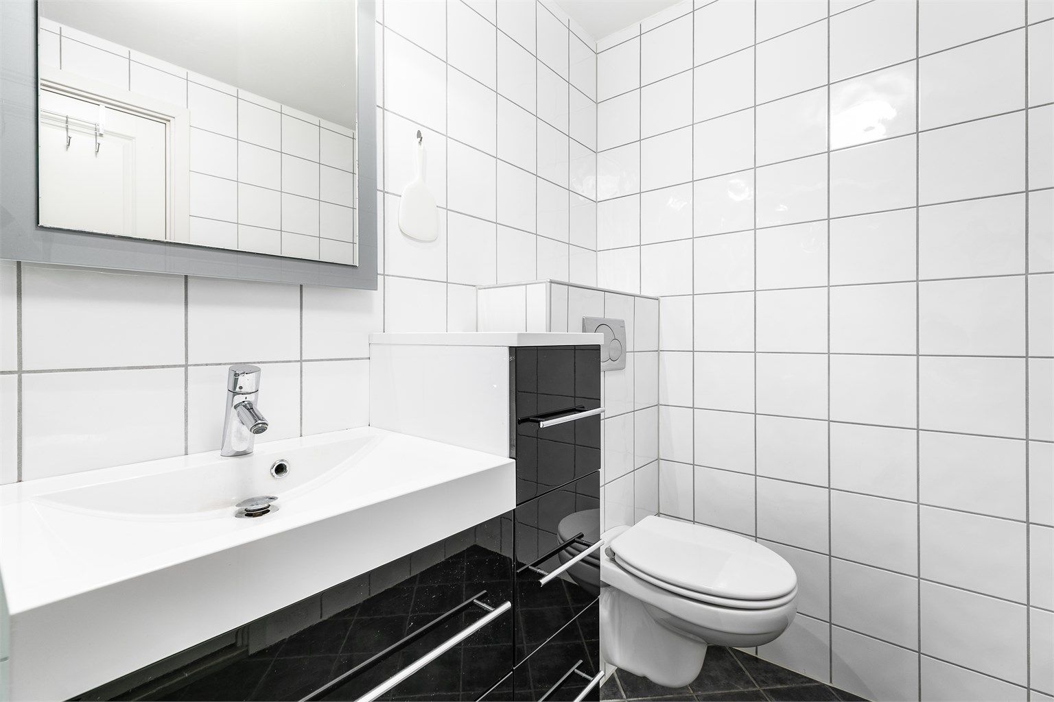 Badets gulv og vegger er utført med fliser, gulvet også med varmekabler.
