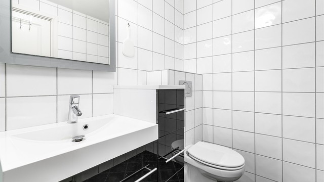 Badets gulv og vegger er utført med fliser, gulvet også med varmekabler.