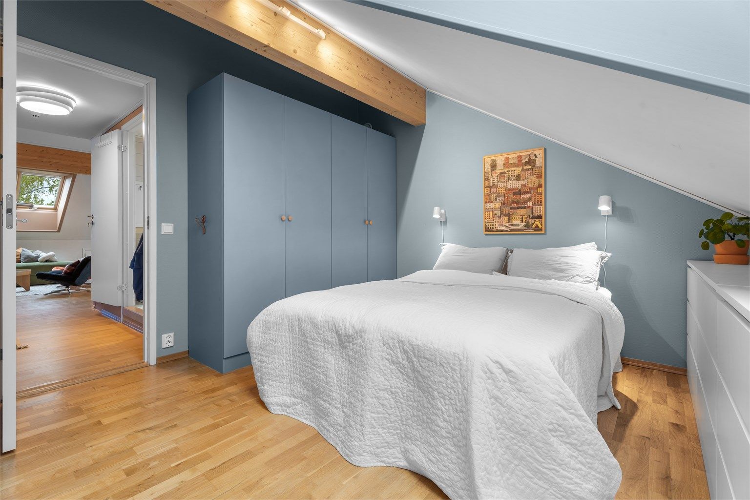 Hvovedsoverom - God plass til dobbeltseng, garderobe og kommode.