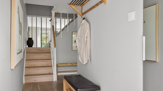 Innbydende inngangsparti med enstavs eikeparkett på gulvet og downlights i himling
