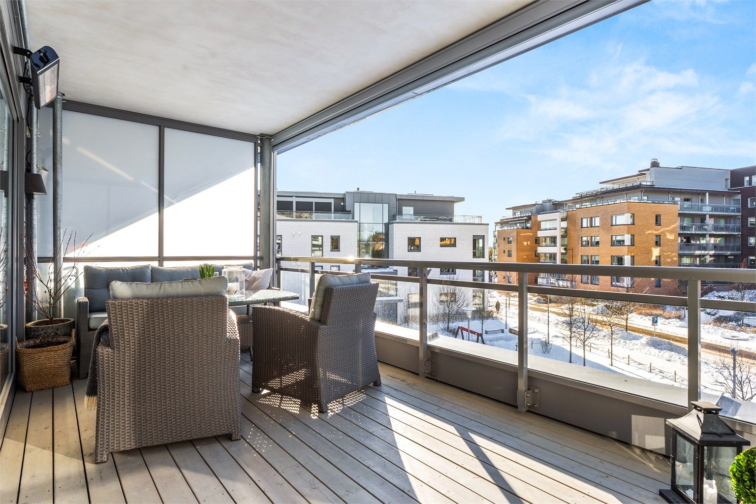 Med fasiliteter som solrike uteplasser, heis, garasje med el-billader og sentral beliggenhet? Da er denne boligen noe for deg!  Foto: Oh Shots