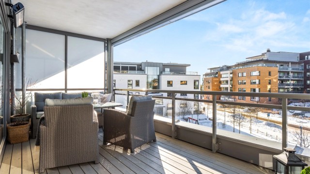 Med fasiliteter som solrike uteplasser, heis, garasje med el-billader og sentral beliggenhet? Da er denne boligen noe for deg! Foto: Oh Shots