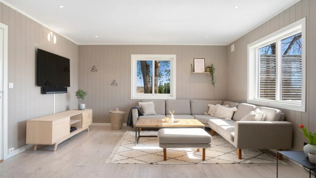 Stuen har gjennomgående laminatgulv fra 2016 og vegger med panelplater. Vinduene er fra 2009.