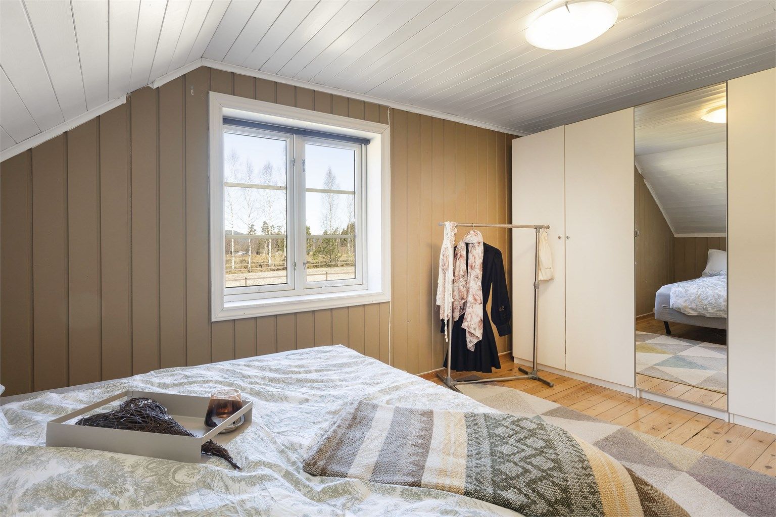 Soverom II er innredet med stort garderobeskap og har vindusflater som slipper inn rikelig med naturlig lys.