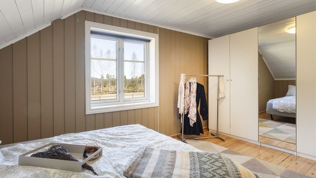 Soverom II er innredet med stort garderobeskap og har vindusflater som slipper inn rikelig med naturlig lys.