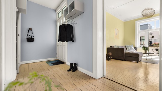 Her blir man ønsket velkommen til en romslig entré med plass til oppheng av yttertøy.