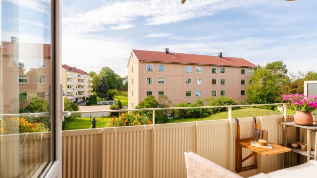 Fra stuen er det videre adkomst til en romslig balkong på 5 kvm