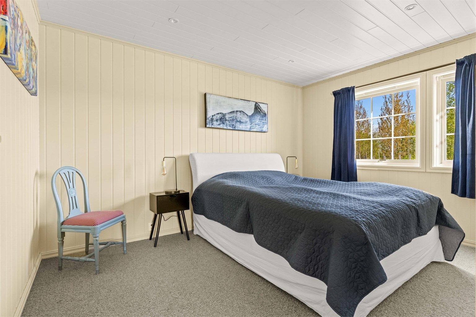 Soverom med downlights i taket, som gir god og jevn belysning.