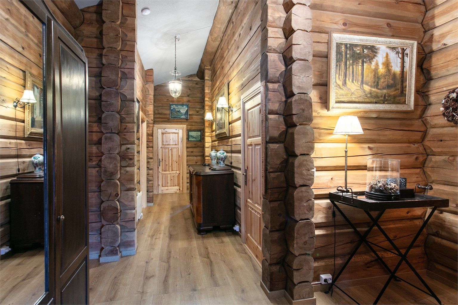 Gang med god takhøyde. Innvendige dører i heltre fyllingsdører.