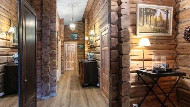 Gang med god takhøyde. Innvendige dører i heltre fyllingsdører.