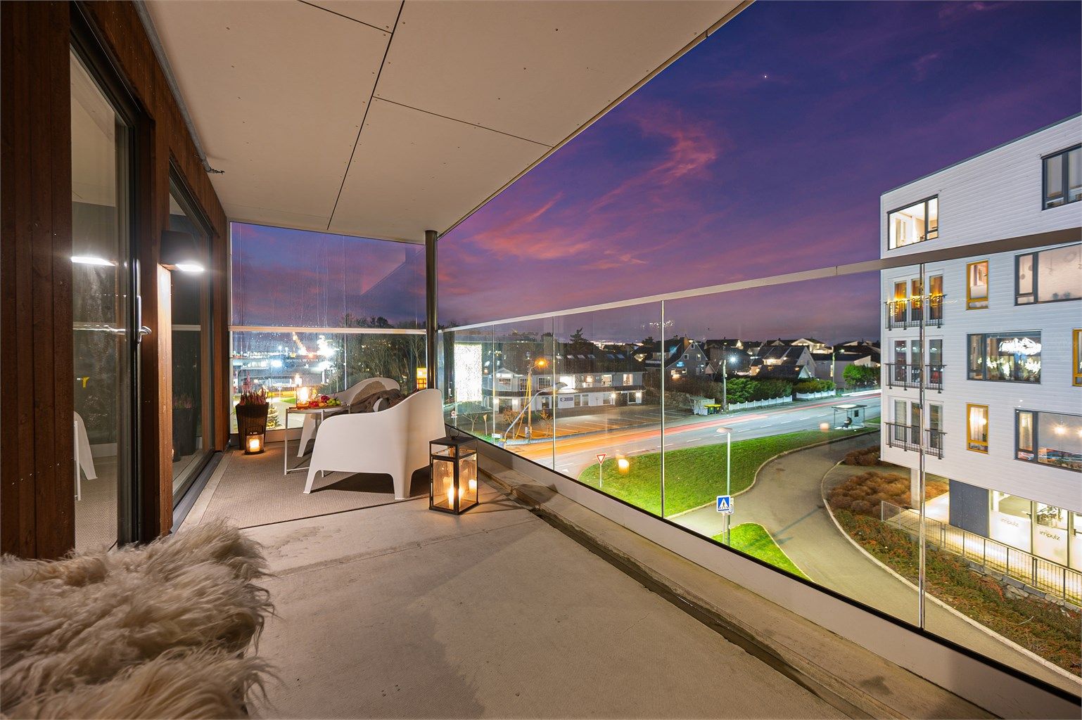 Skibmannsvegen 1E , er en romslig og fin selveierleilighet fra 2022, beliggende sentralt i Tananger. Beliggende i 3. etg, og som topp- og endeleilighet, har man en god beliggenhet med tanke på både utsyn og sol.  

