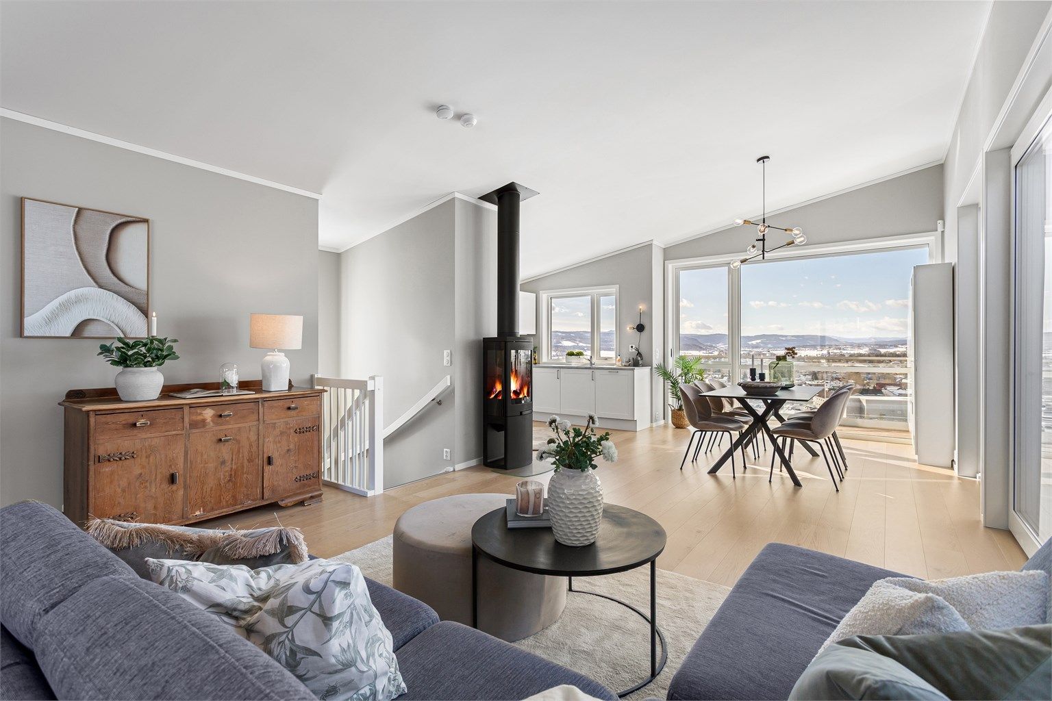 Stue med store vindusflater som gir godt med lysinnslipp