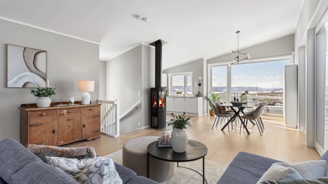 Stue med store vindusflater som gir godt med lysinnslipp