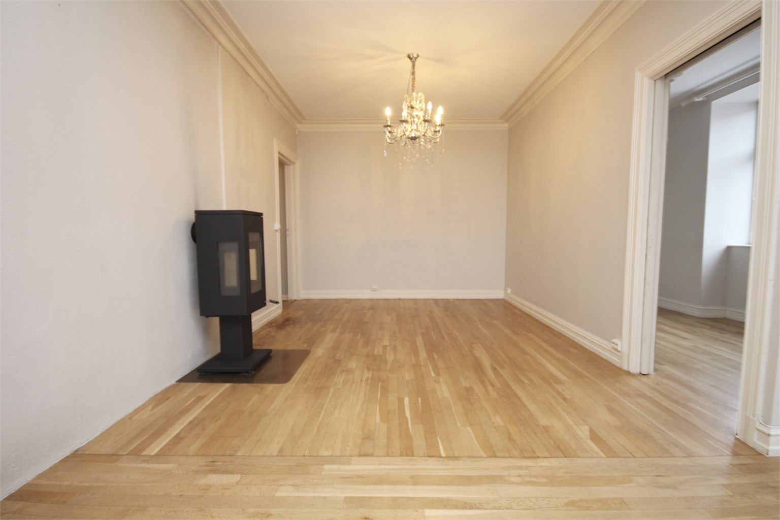 Perfekt sone for spisestue. Peis som varmer godt. 