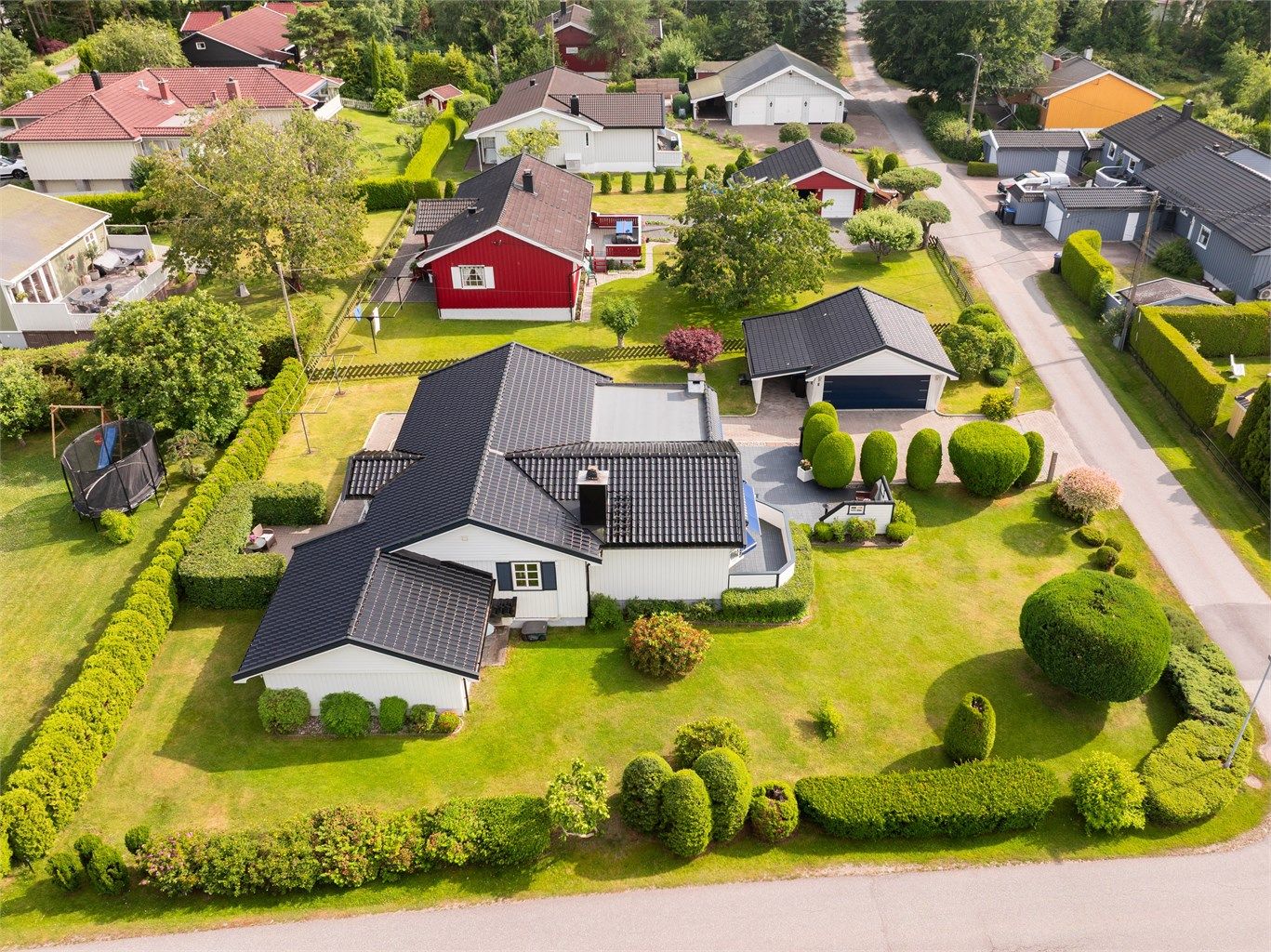 Boligen er av typen 52+ fra Block Watne og ble oppført i 1972. På 2000-tallet er blant annet taktekking og flere vinduer skiftet ut.
