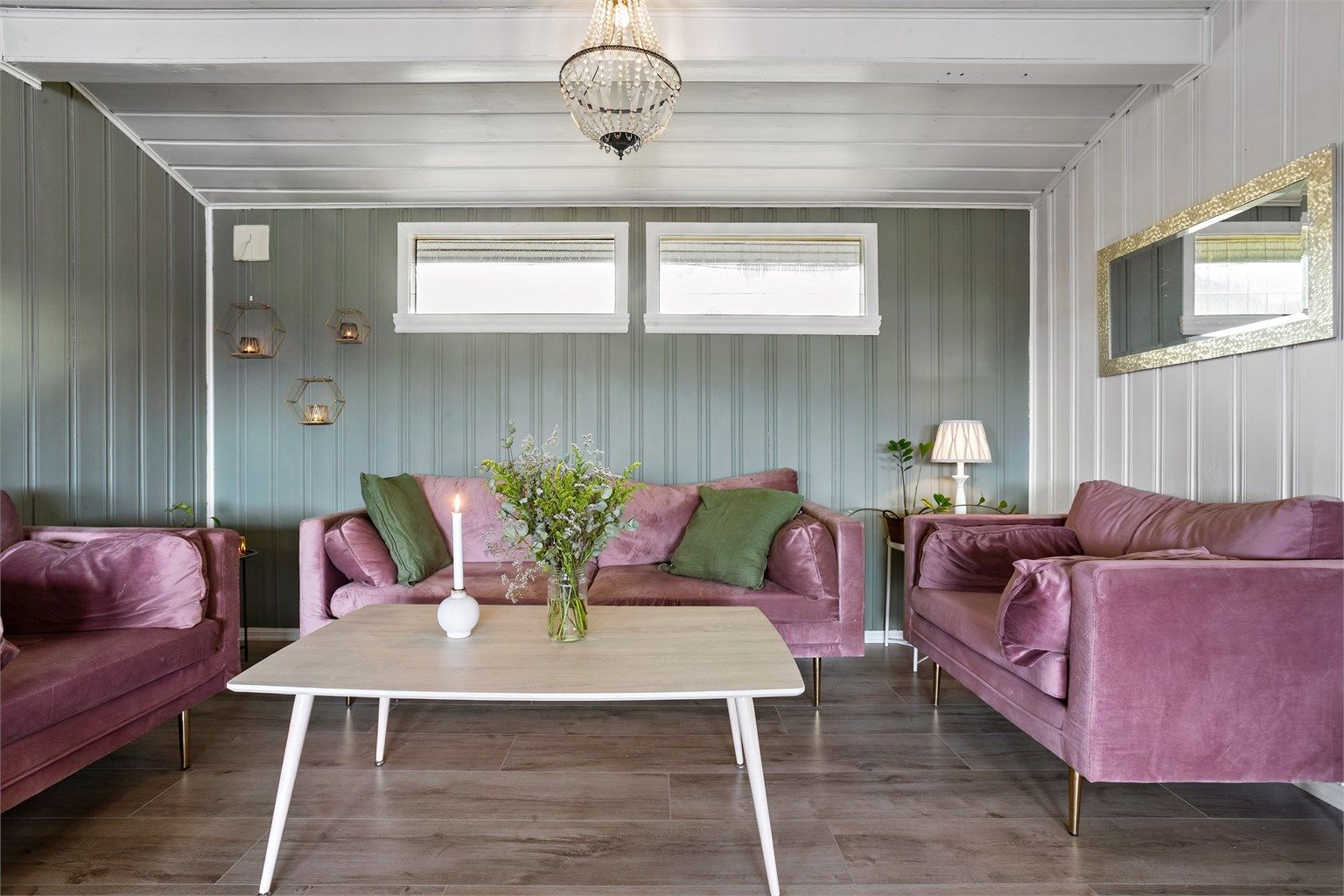 Rommet er enkelt å møblere med ulike løsninger for sofa, stoler og TV-benk 