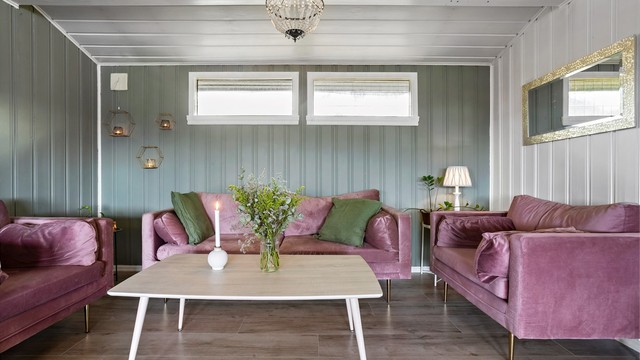 Rommet er enkelt å møblere med ulike løsninger for sofa, stoler og TV-benk